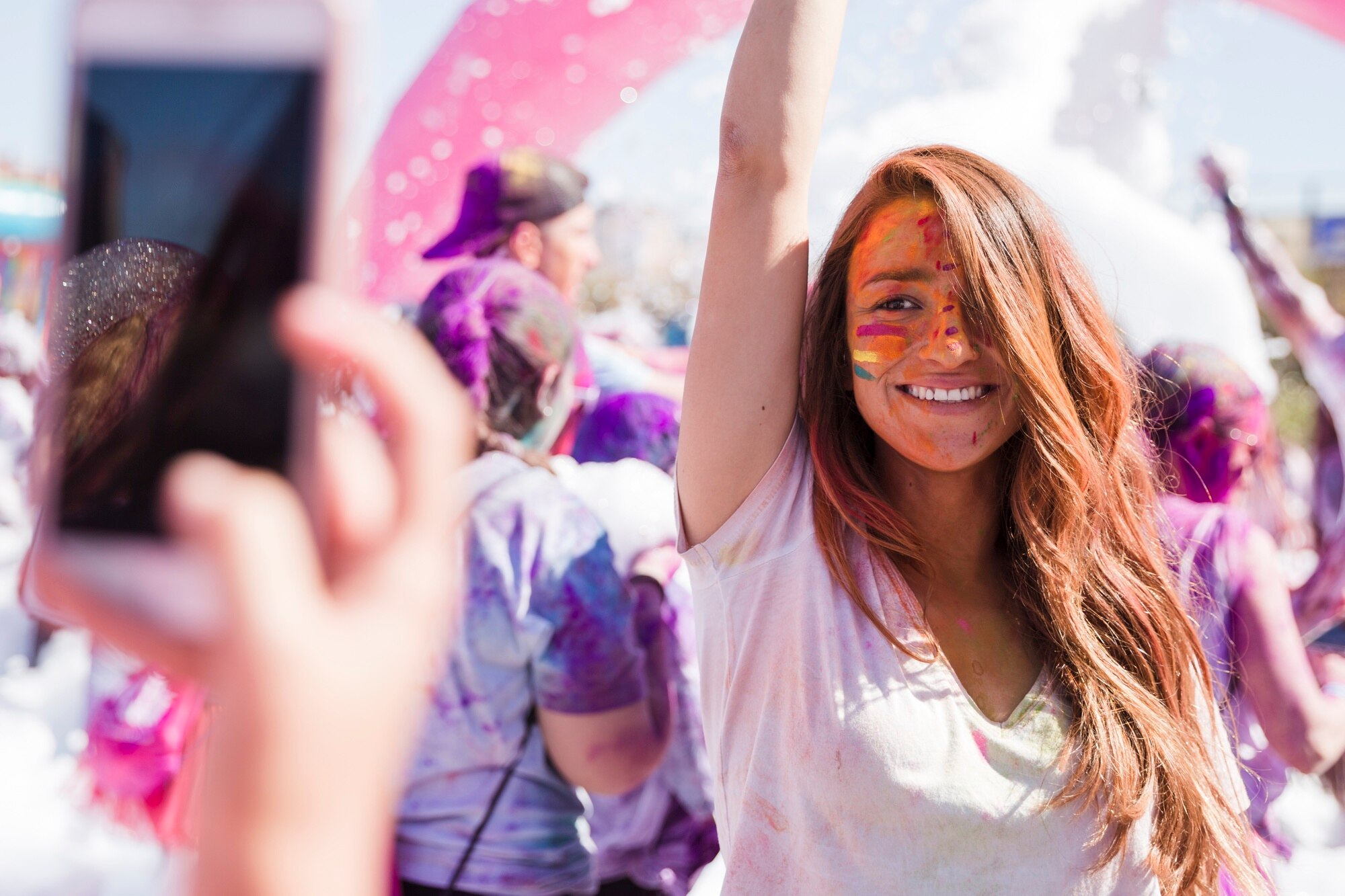 persona que toma selfie su amiga sonriente telefono movil holi 23 2148129298