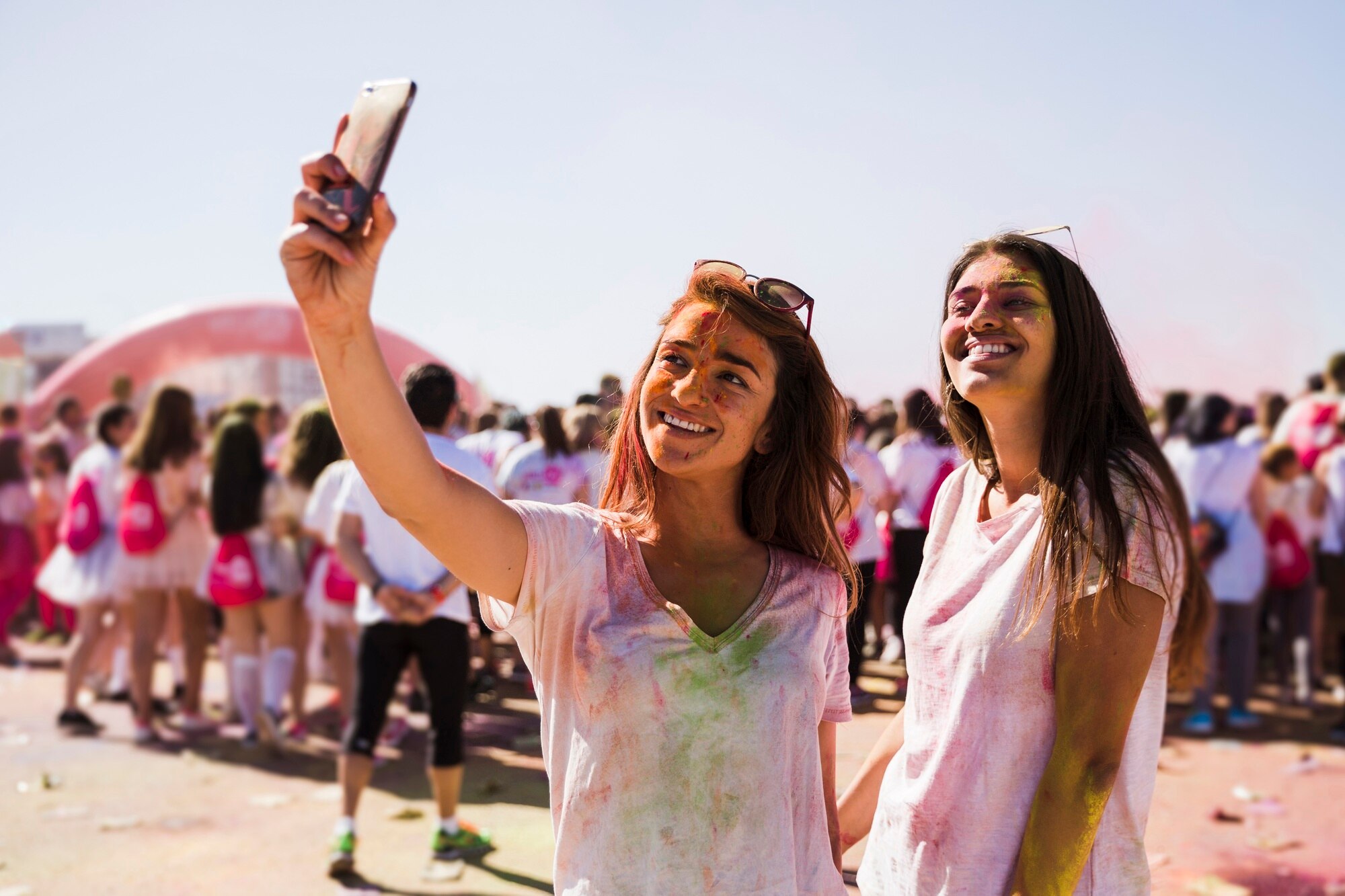 retrato mujer joven feliz tomando selfie telefono movil festival holi 23 2148129275